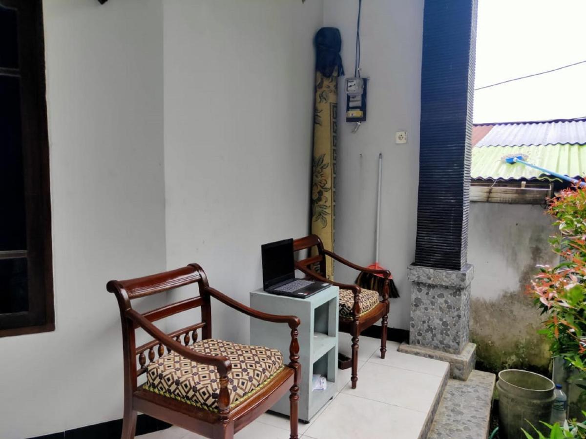 Vaccinated Staff - Oyo 3919 Karmila Syariah Guest House Balikpapan  Exterior photo