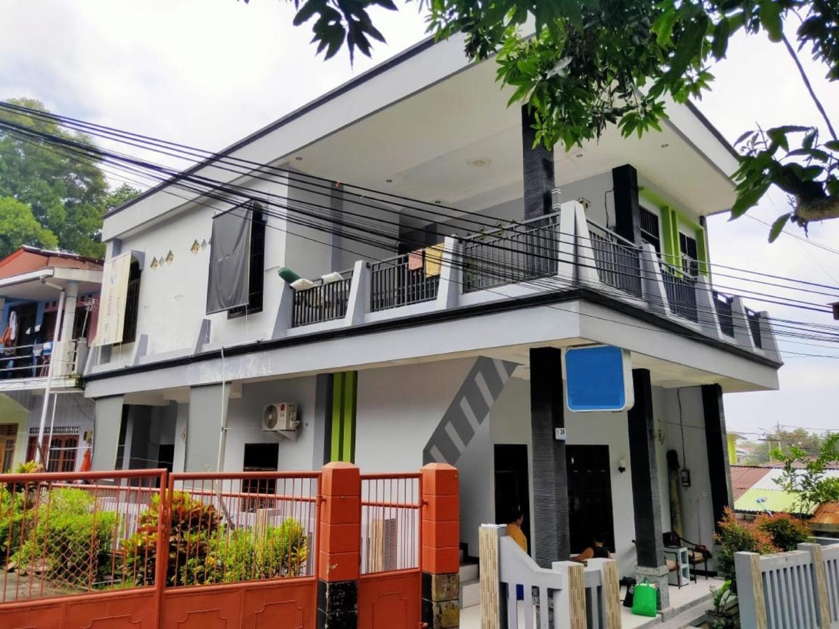 Vaccinated Staff - Oyo 3919 Karmila Syariah Guest House Balikpapan  Exterior photo
