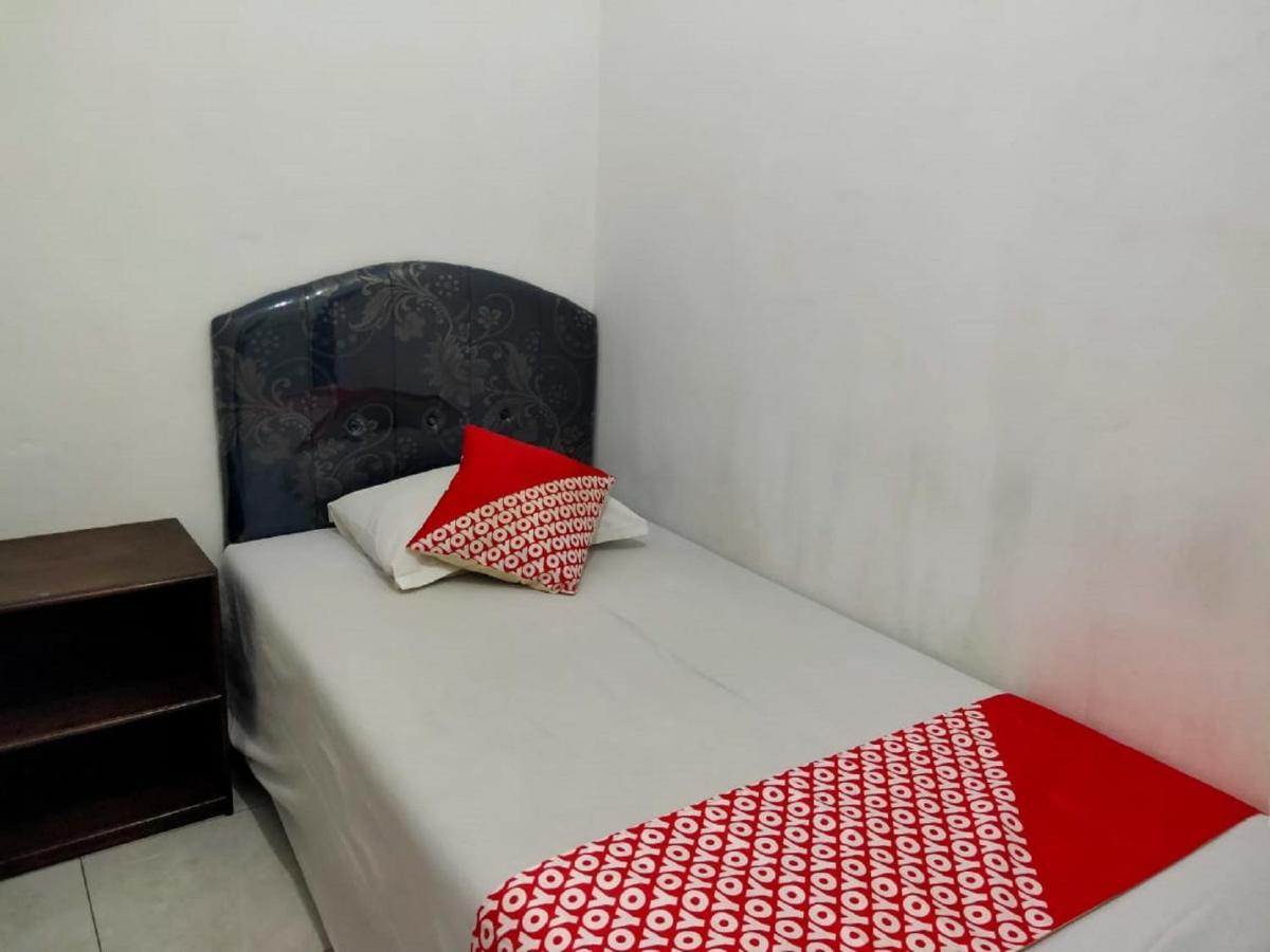 Vaccinated Staff - Oyo 3919 Karmila Syariah Guest House Balikpapan  Exterior photo