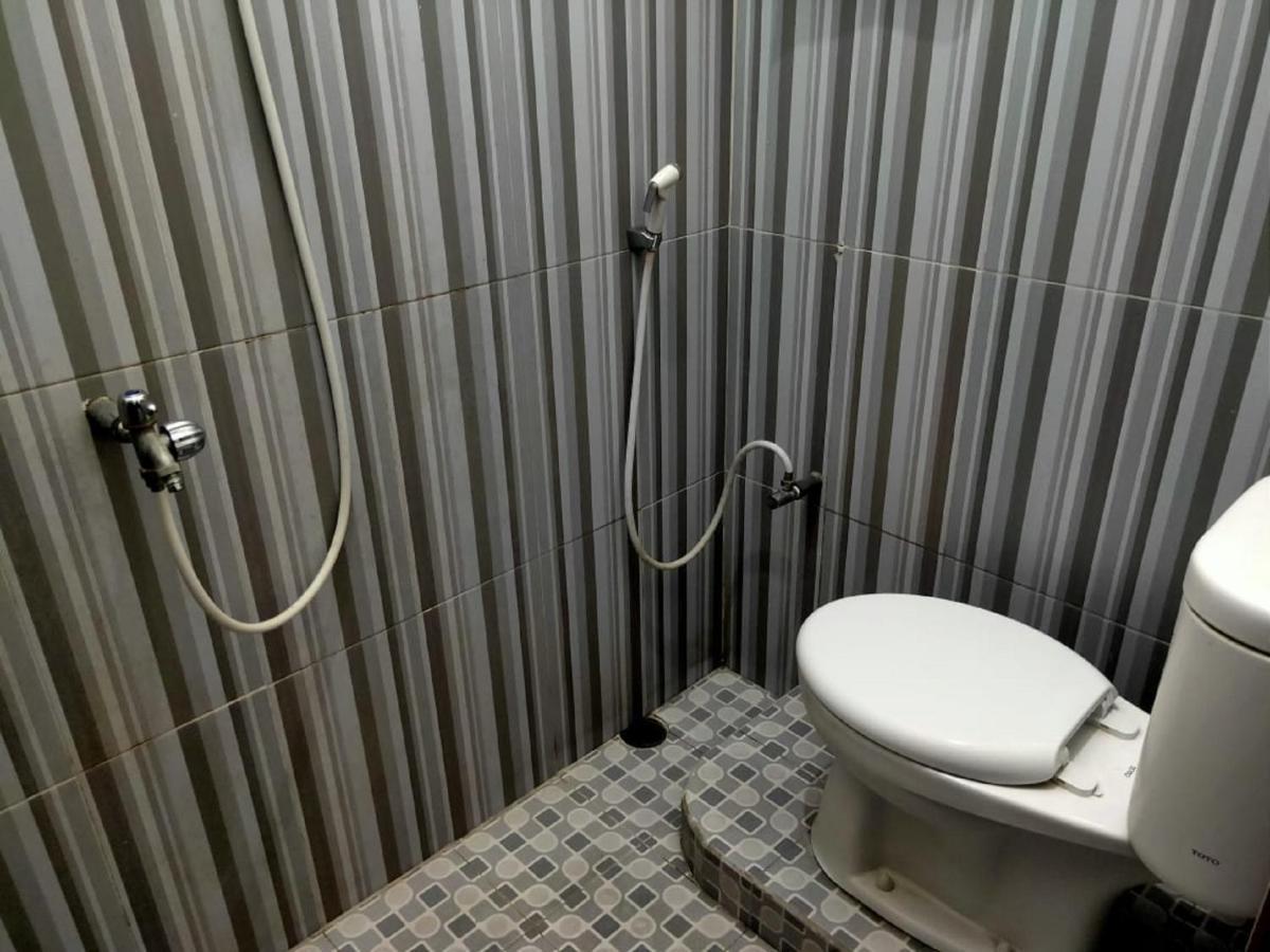 Vaccinated Staff - Oyo 3919 Karmila Syariah Guest House Balikpapan  Exterior photo