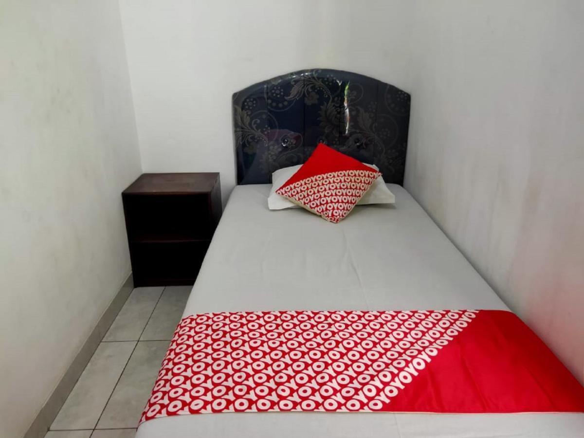 Vaccinated Staff - Oyo 3919 Karmila Syariah Guest House Balikpapan  Exterior photo