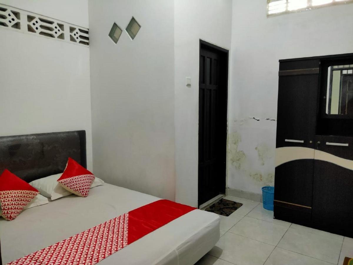 Vaccinated Staff - Oyo 3919 Karmila Syariah Guest House Balikpapan  Exterior photo